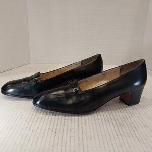 SALVATORE FERRAGAMO women's ($ave $800) size 8.5 C navy blue Pumps.